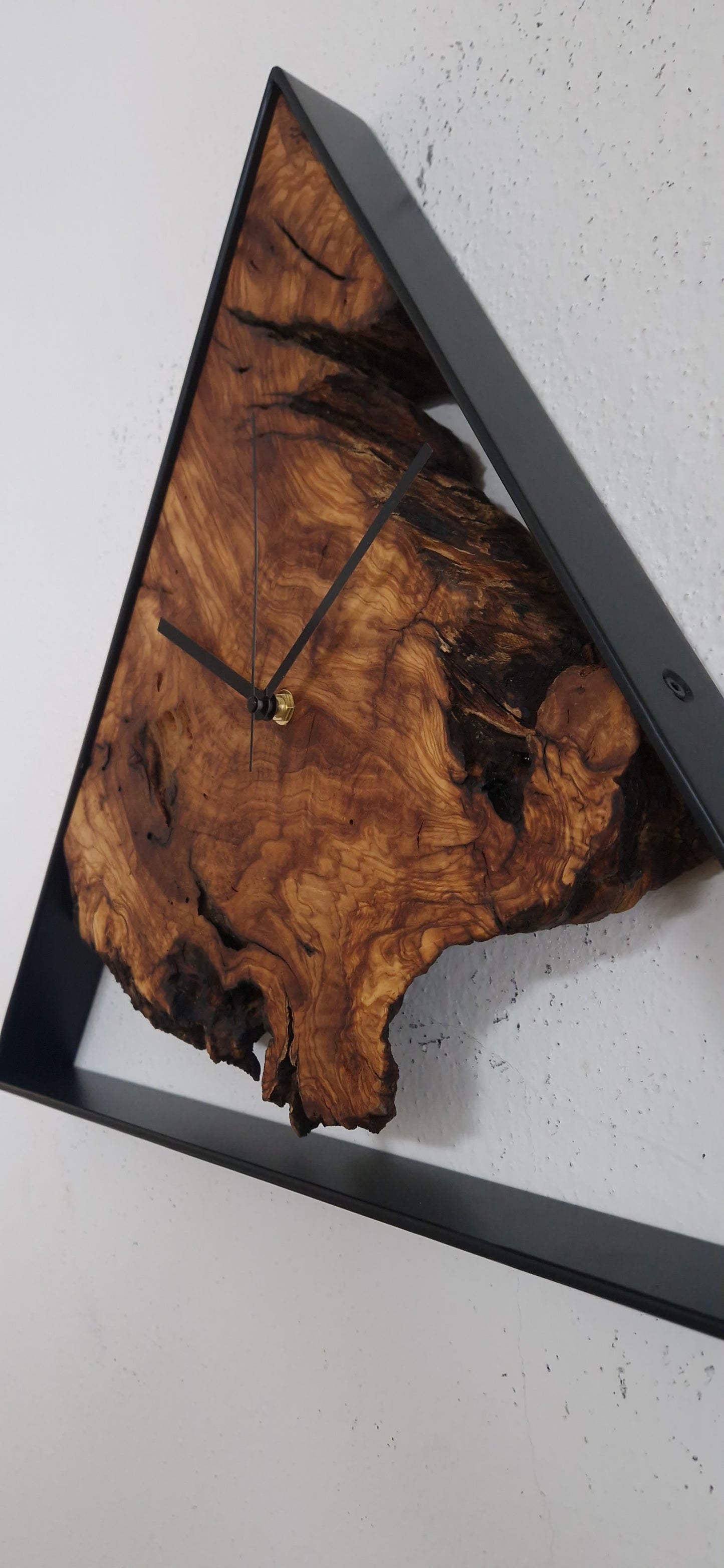 Wanduhr Olive - dreieckig groß