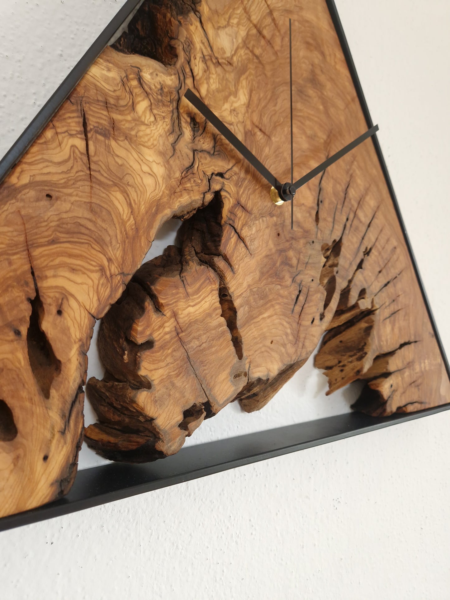 Wanduhr Olive - dreieckig groß