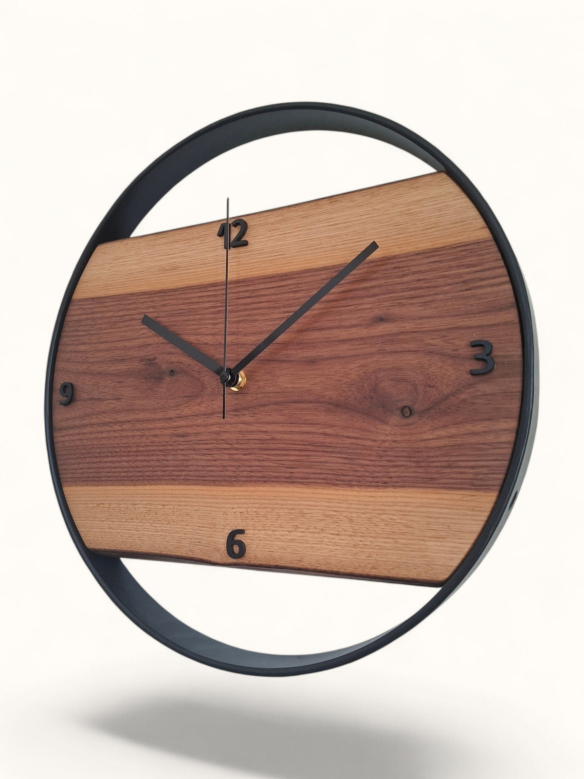 Wanduhr Nuss Ziffern minimalistisch - 35cm
